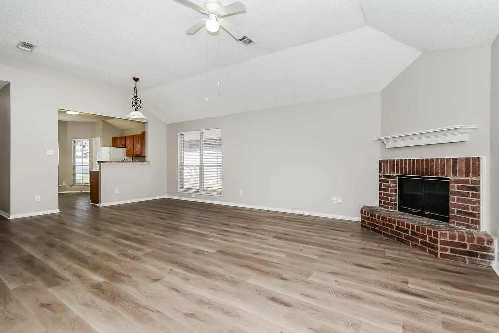 3 bed, 2.0 bath, 1475 sqft, $2,020 — Photo 4
