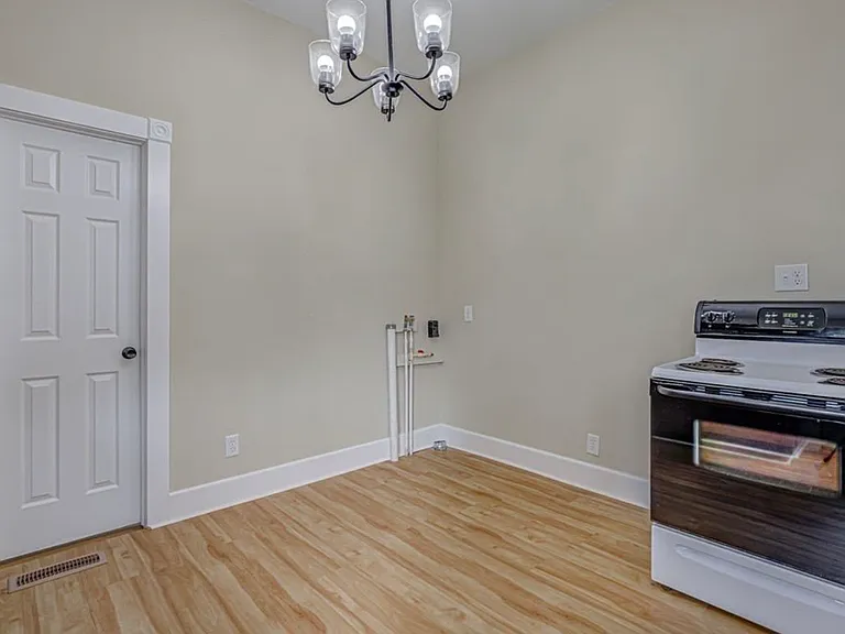837 Franklin St — Photo 13