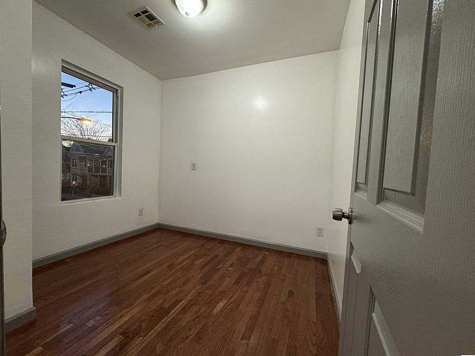 2nd image of 18-20 Bergen Ave #2