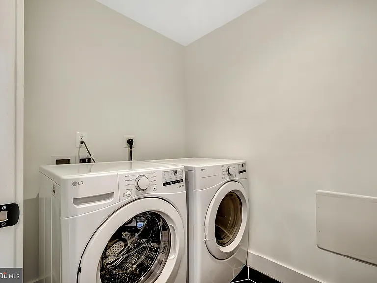 2121 3rd St NE #2 — Photo 16