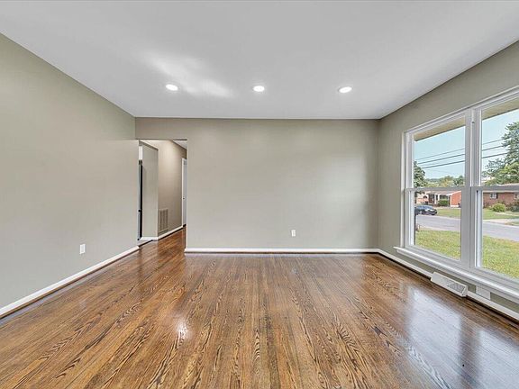 5th image of 3818 Troutland Ave NW