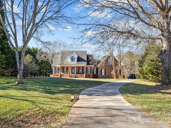304 Forbes Ct, Lake Wylie, SC 29710