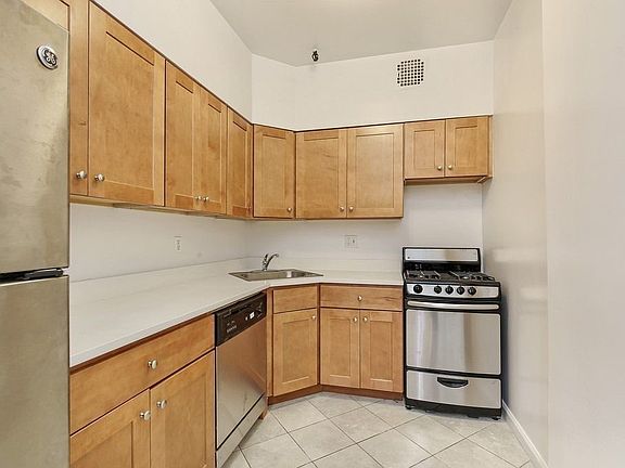 4th image of 44 W 75th St APT 1A