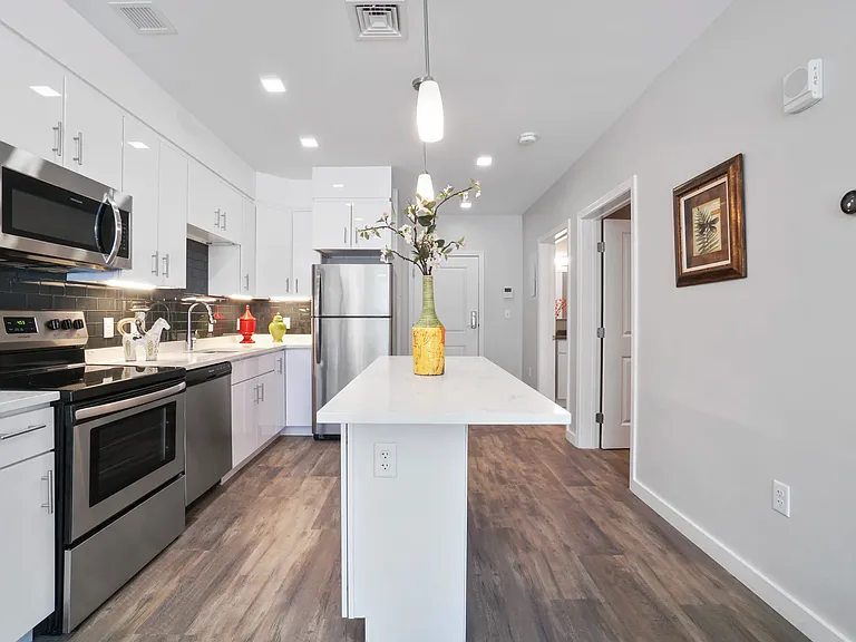 10 Essex — Photo 2