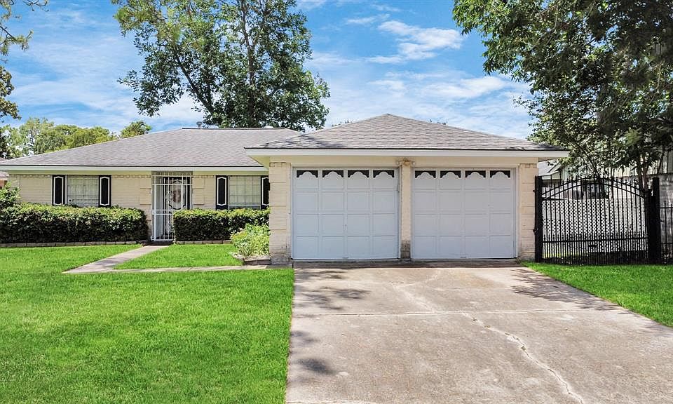 1st image of 10210 Huntington Wood Drive
