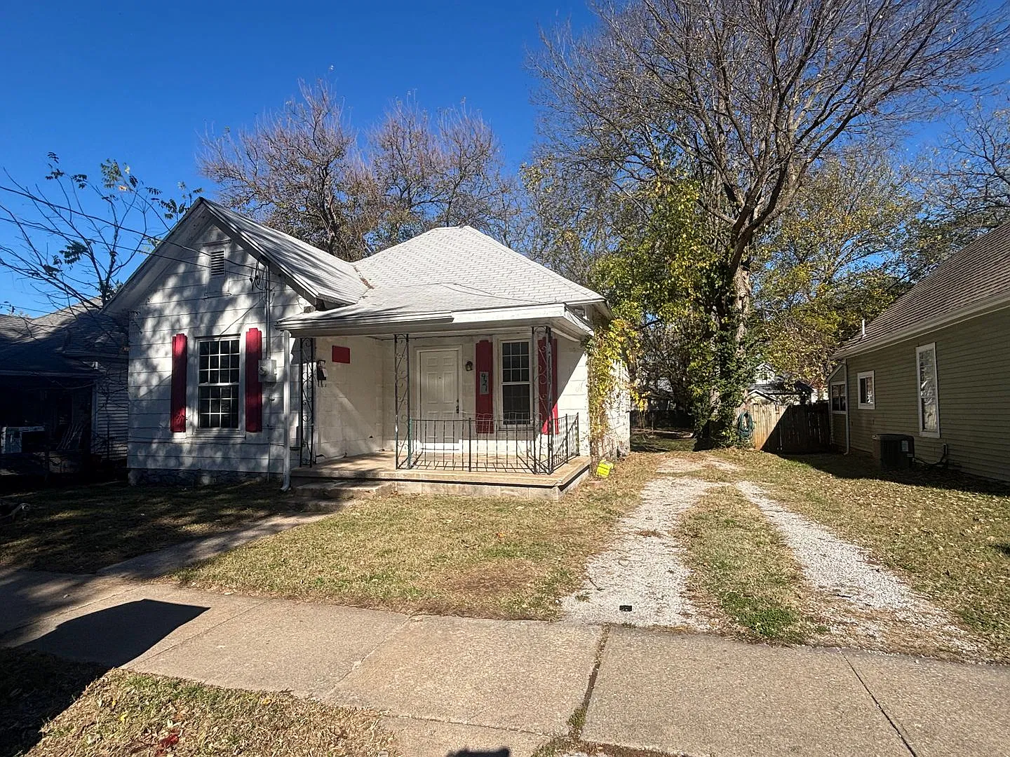 Cute and clean 2 bedroom 1 bath available now! — Photo 1