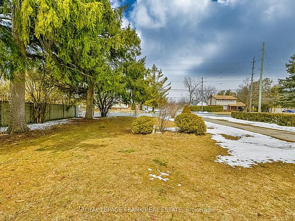 3rd image of 865 Parkhill Rd W