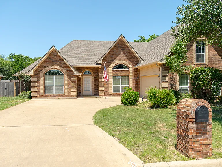 3426 Silver Oaks Dr — Photo 1