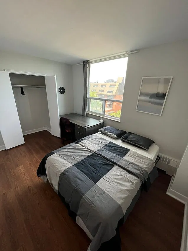 Deluxe Room - Davisville Avenue & Yonge Street — Photo 1