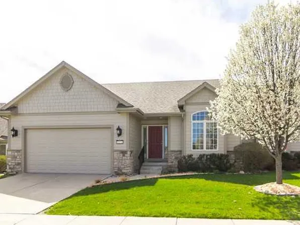 8816 Stonepointe Ln, Johnston, IA 50131