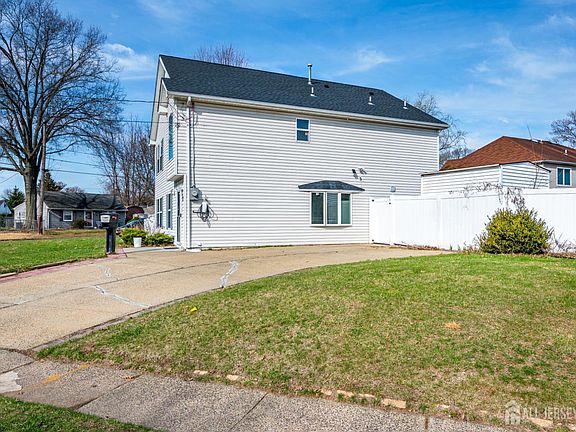 3rd image of 17 Idlewild Rd