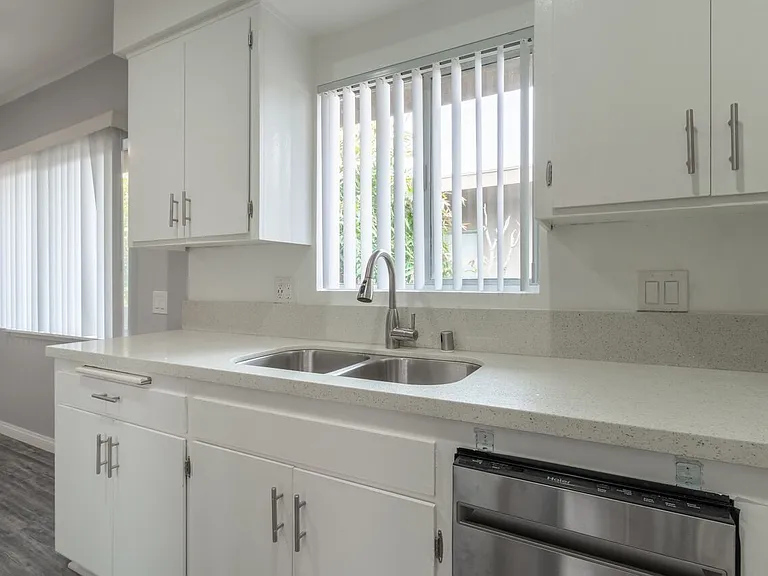 1527 Yale St #6 — Photo 8