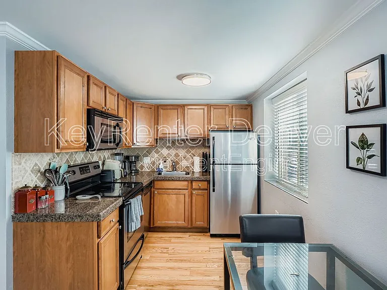 1327 N Steele St #203 — Photo 8