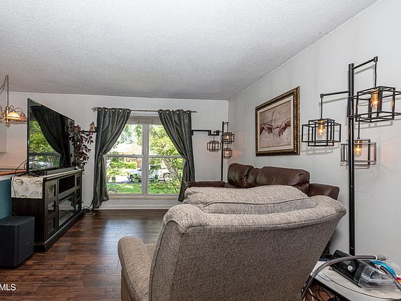 5th image of 1324 Scotsbury Cir