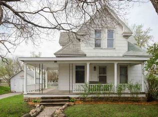 911 Franklin St, Center Point, IA 52213