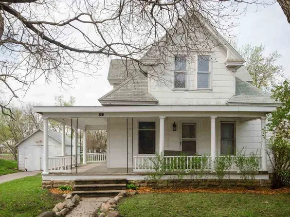 911 Franklin St, Center Point, IA 52213