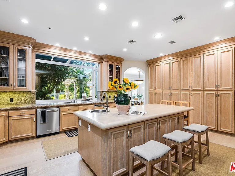 915 N Rexford Dr — Photo 18