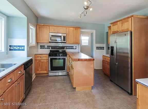 4th image of 132 S Saint James St