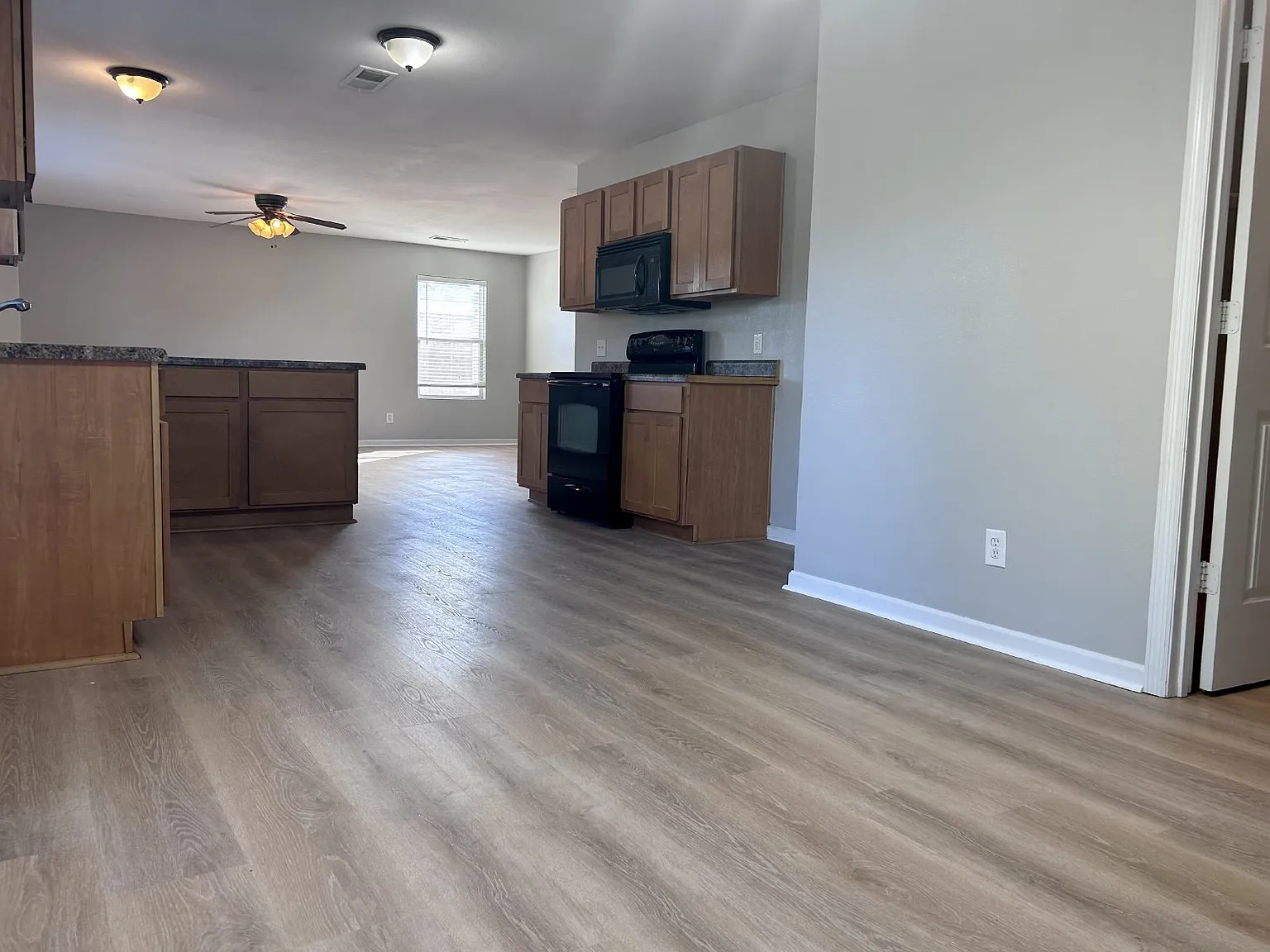 3 bed, 2.5 bath, 2428 sqft, $1,925 — Photo 3