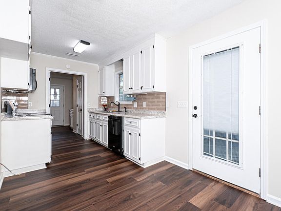 4th image of 102 Holiday Ct
