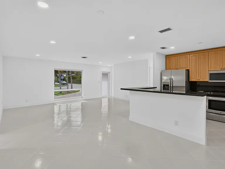 1200 SW 12th Ter — Photo 10