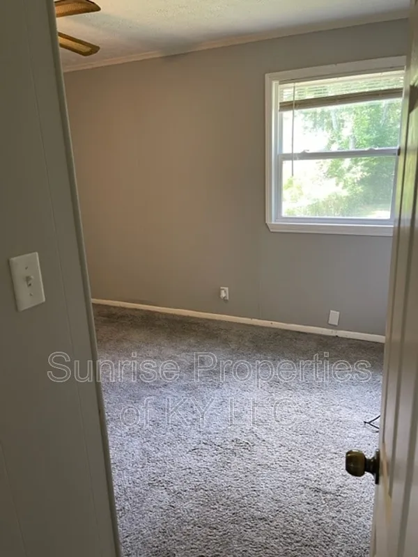 3 bed, 1.0 bath, 1000 sqft, $1,299 — Photo 2