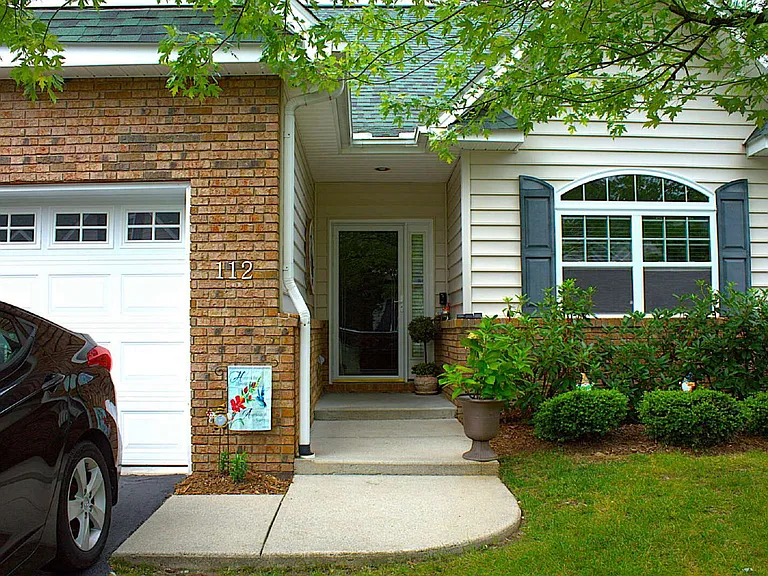 112 Victoria Park Dr — Photo 2