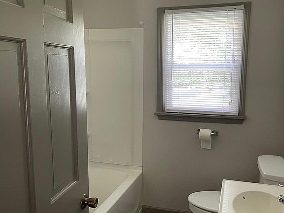 4th image of 715 S Lovell Ave