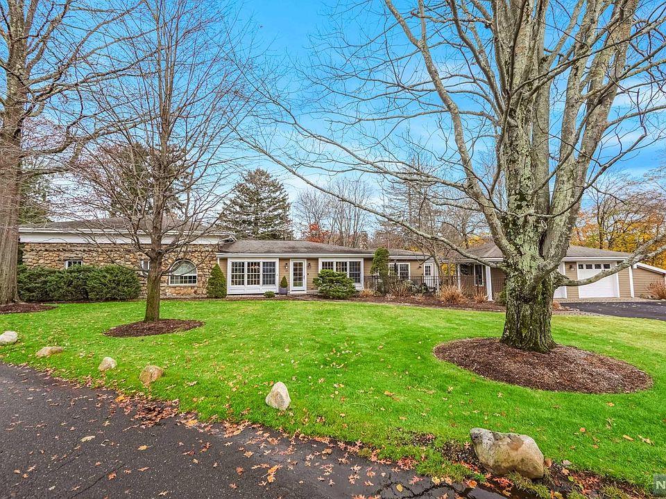 1st image of 10 Lakeside Dr