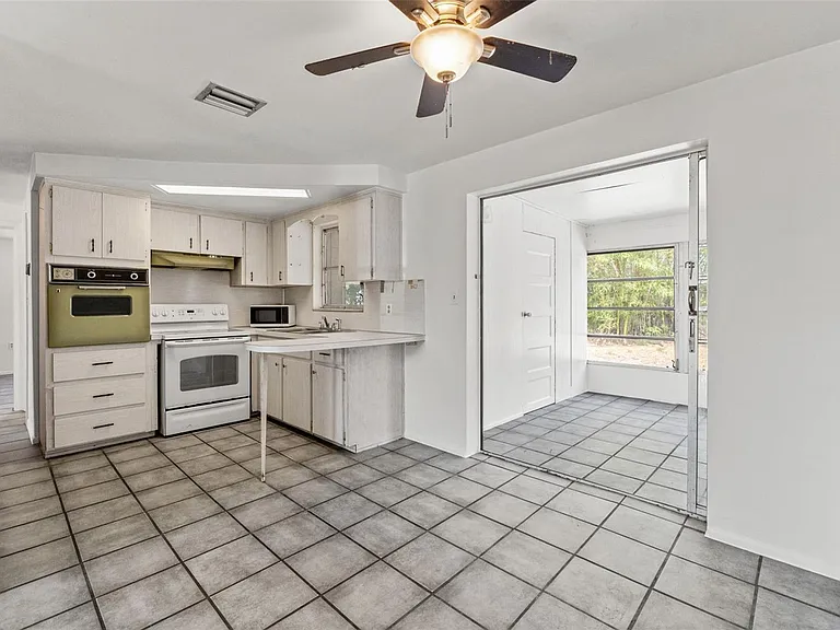 1050 Saxon Ln — Photo 4
