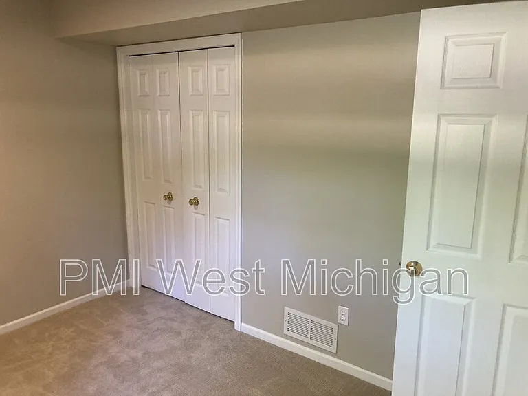 2673 Woodmeadow Dr SE — Photo 13