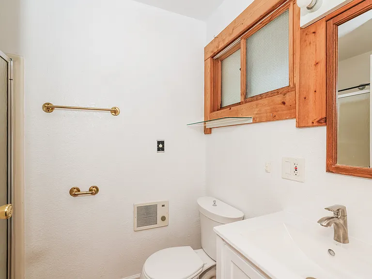 12-photo-Main-Bathroom-