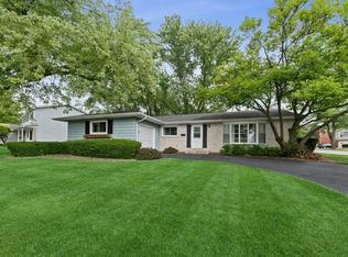 205 E Knob Hill Dr, Arlington Heights, IL 60004