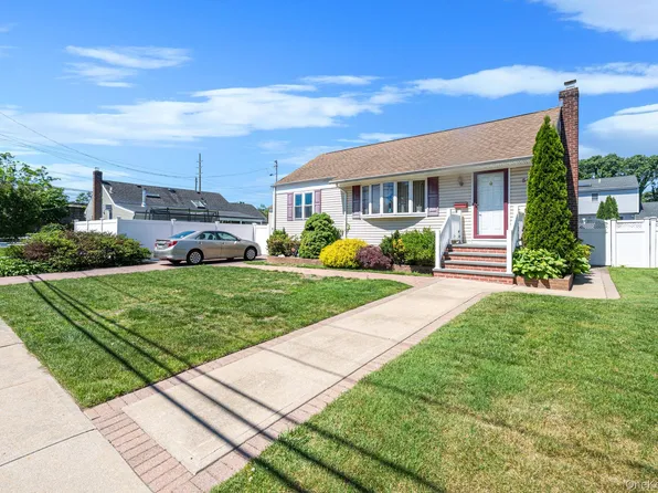 52 Eastlake Avenue, Massapequa Park, NY 11762