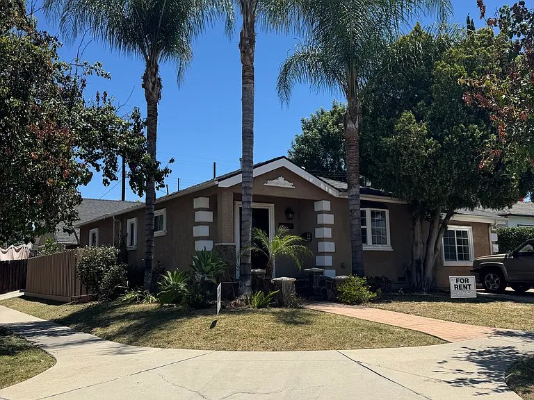 5766 Newcastle Ave — Photo 1