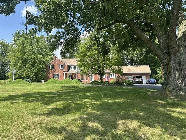 29 College Dr — Photo 3