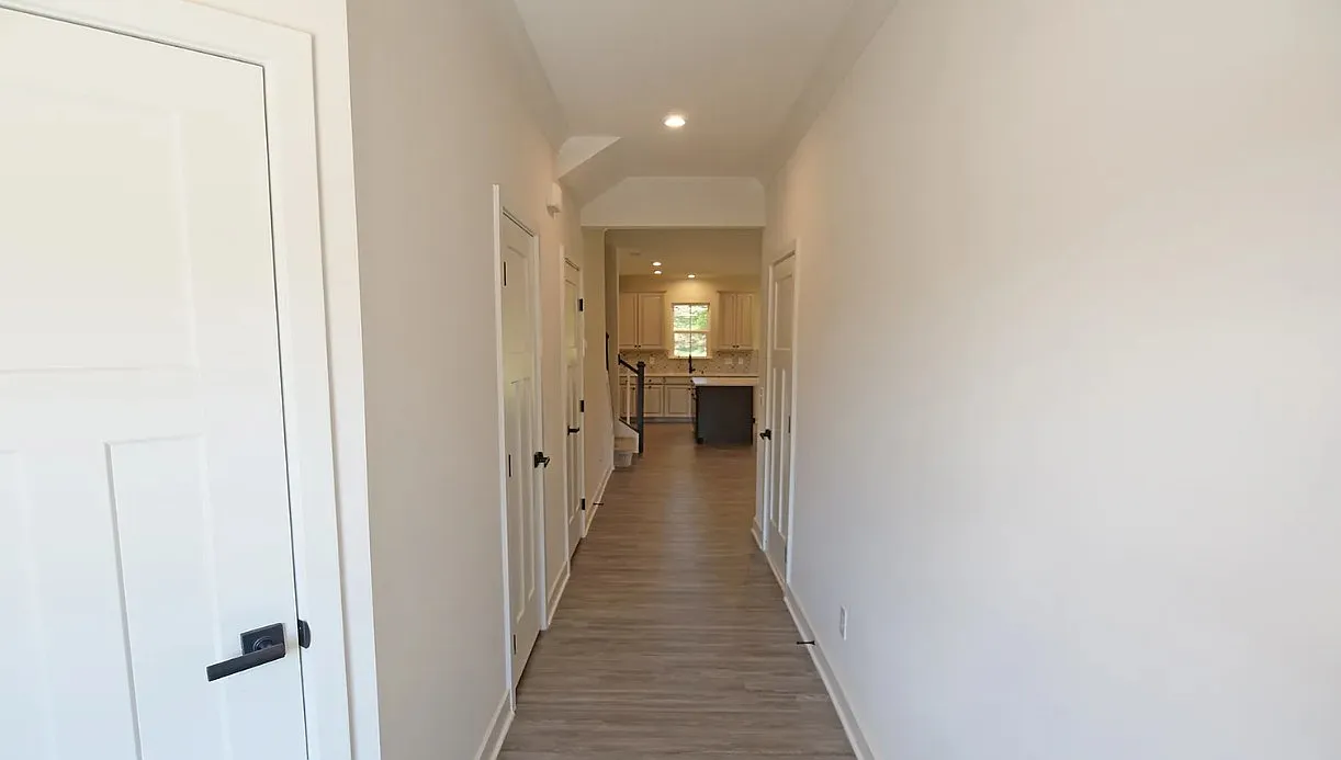 4 Connaught Court - 0 — Photo 3