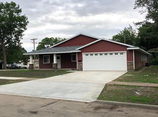 1104 W 10th St, Cedar Falls, IA 50613