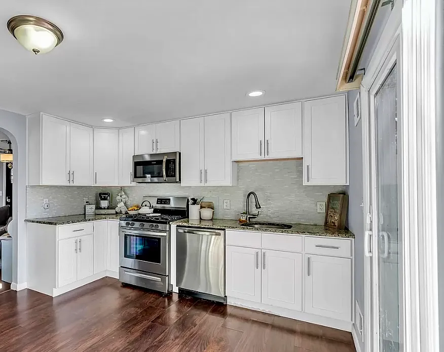 331 W Sylvania Ave — Photo 2