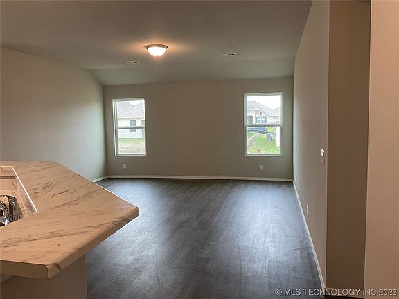 2nd image of 1102 Raven Dr