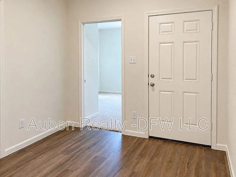 3 bed, 2.0 bath, 1662 sqft, $2,050 — Photo 2