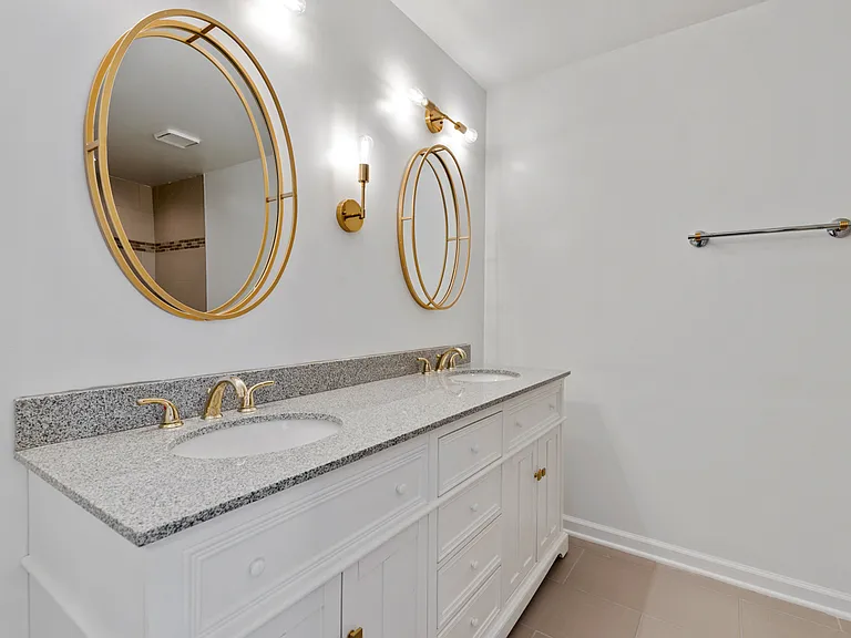 187 Half Moon Cir — Photo 17
