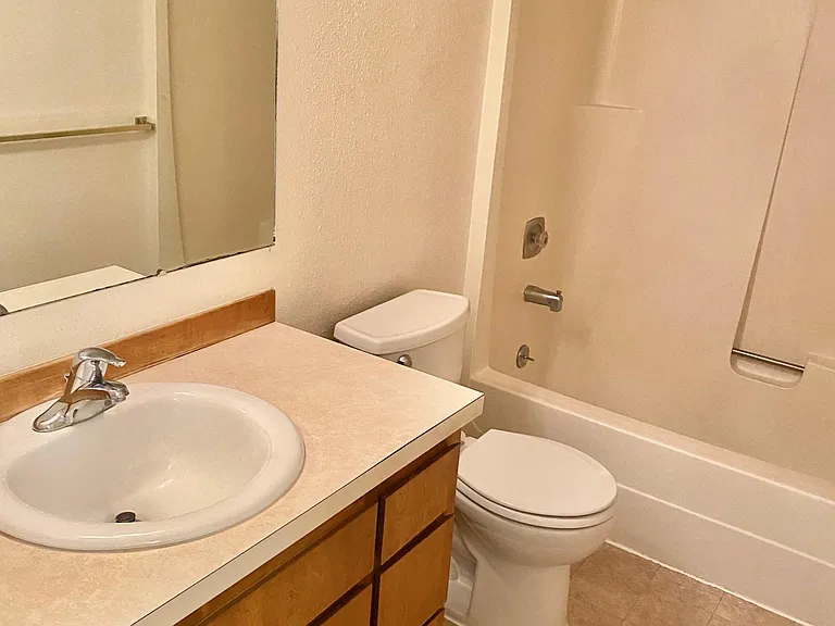 2816 NE Lapoint Ct — Photo 13