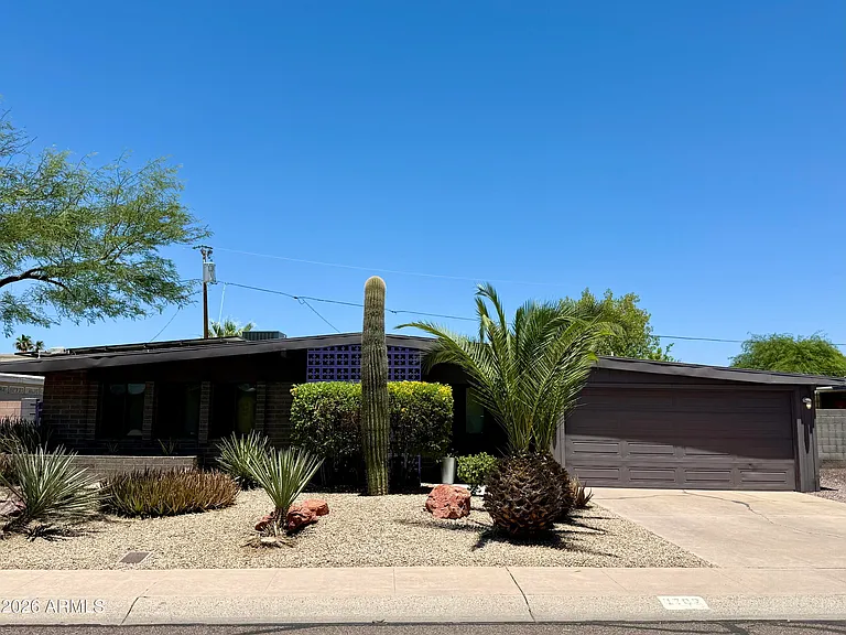 3702 E Paradise Dr — Photo 2