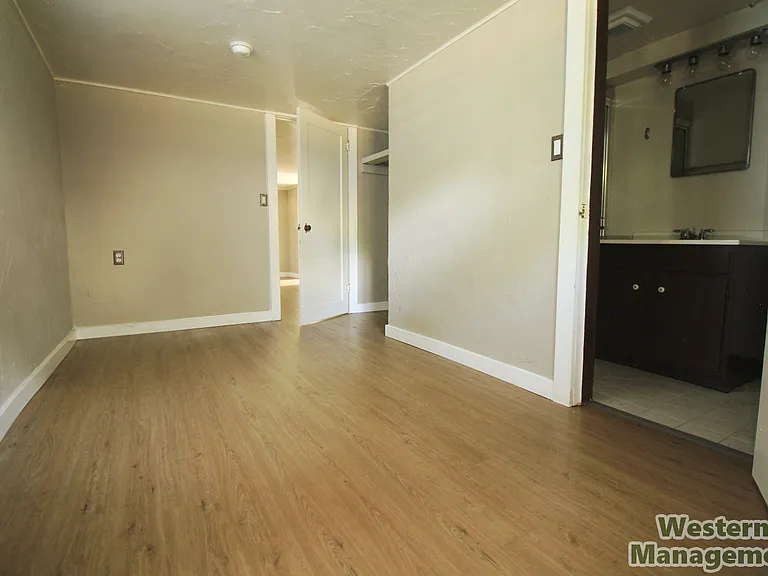 608 Clark Ave — Photo 3