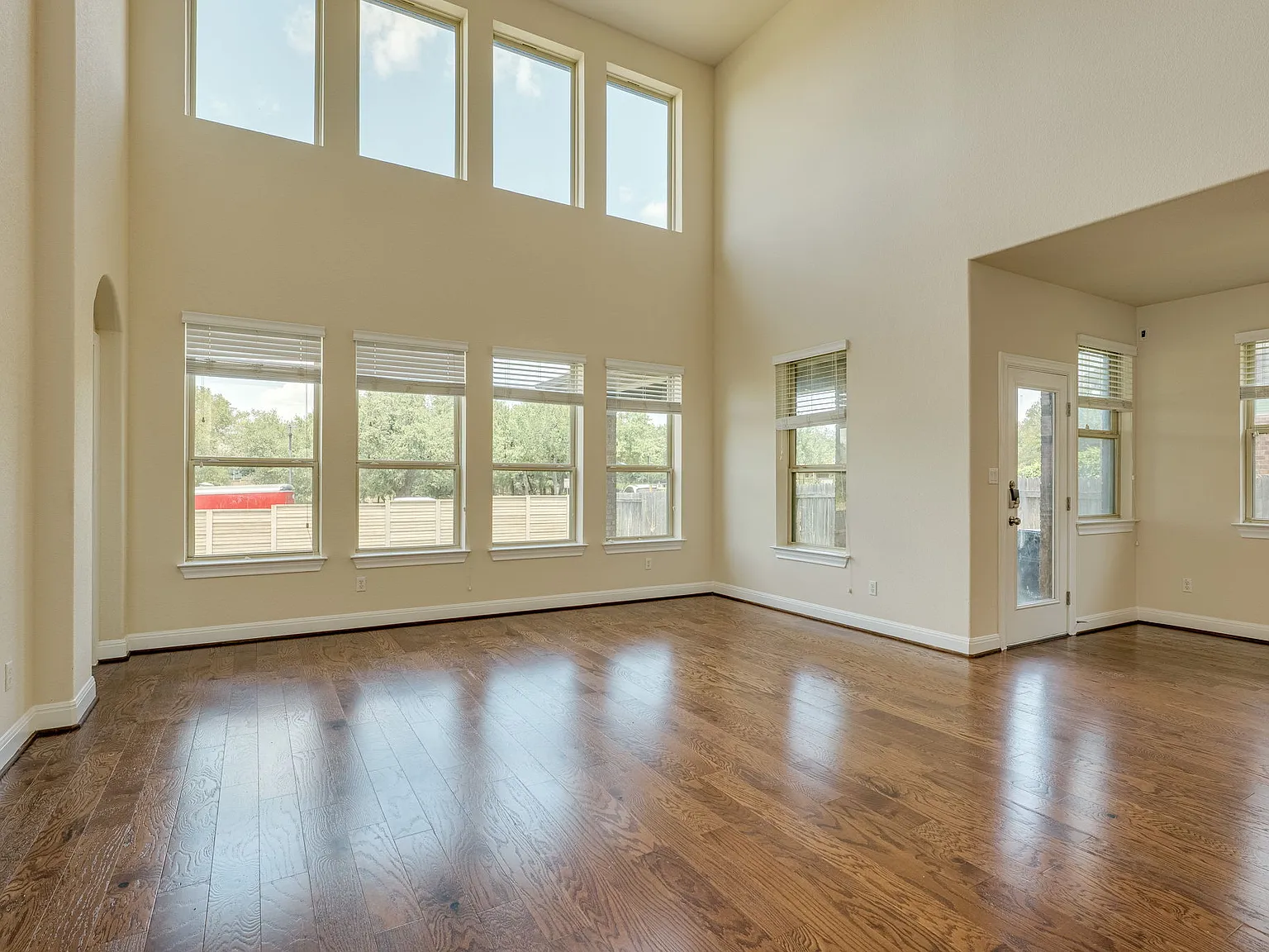 5 bed, 3494 sqft, $2,999 — Photo 2