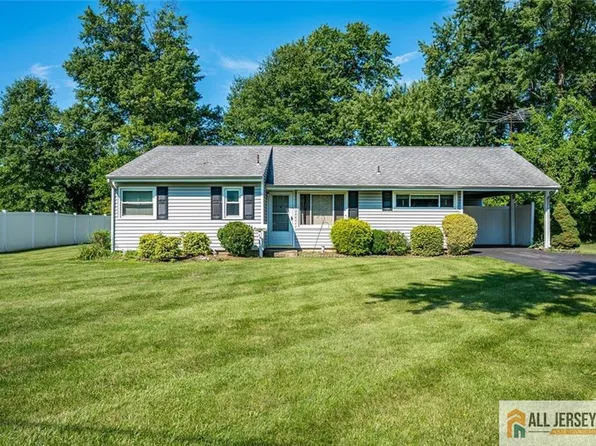 19 Stanworth Rd, Kendall Park, NJ 08824