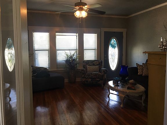 4th image of 900 N Jackson Ave