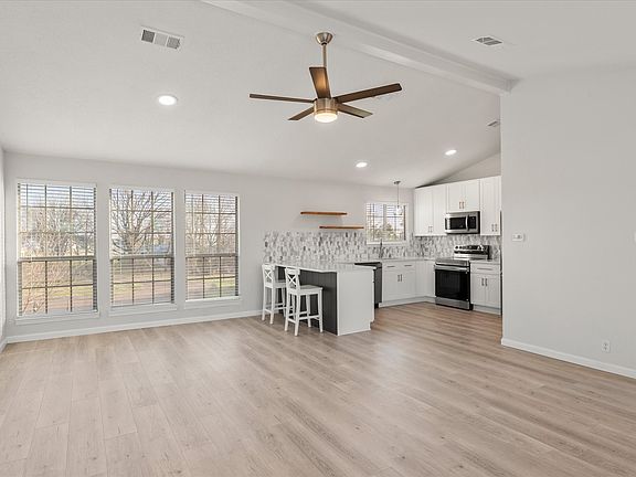 5th image of 306 Lazy Cane Ranch Rd