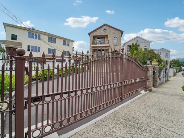13 Saint Charles St, Newark City, NJ 07105
